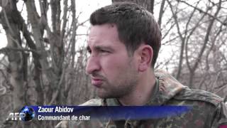 Est de lUkraine des soldats toujours dans les tranchées [upl. by Aynatan]