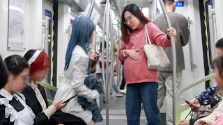 Will People Give Up Their Seat for a Pregnant Woman  Social Experiment 当孕妇独自乘坐地铁，有多少人会给她让座？ [upl. by Imik350]