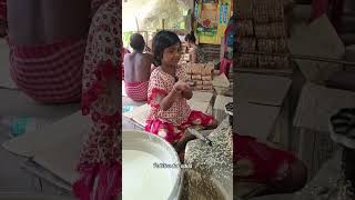 বাচ্চা মেয়েটা রথের চাকা তৈরি করছে reelsvideo food streetfood steetfood popcorn reels [upl. by Fridlund570]