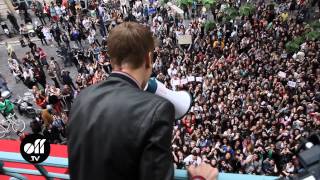 Justin Bieber chante au balcon  Universal Paris [upl. by Jelena41]