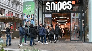 Nach Lockdown Lange Schlangen vor Shops in Wien [upl. by Batish]