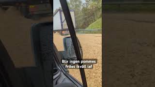 Lastbil har tappat din last med potatis på motorvägen fördig roligt svenskaklipp  potatis mannen [upl. by Suhpesoj]