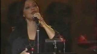 Haris Alexiou  Oles tou kosmou oi Kyriakes live 2002 [upl. by Maxwell]