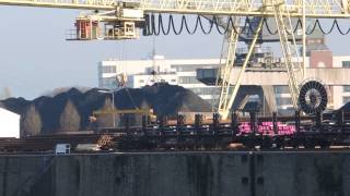 Brückenkran am Hafen verteilt Rohre aus Eisen auf dem Lagerplatz [upl. by Jonny408]