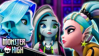 Lagoona and Gils Water Wars Adventure Begins  Monster High [upl. by Analak]