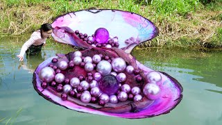 😲 The girl unexpectedly discovered a purple giant clam with pearls shining like gemstones inside [upl. by Jeannette26]