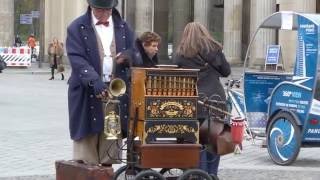 Ein Drehorgelspieler ist wieder am Brandenburger Tor [upl. by Ramej]