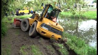 Grasmaaier en shovel in problemen in Arnhem [upl. by Ignaz]