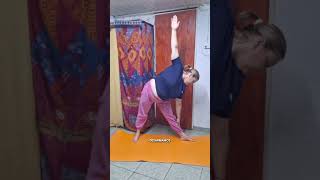 Cómo hacer el triangulo extendido de Yoga ❤️ yoga uttithatrikonasana triángulo uttitha [upl. by Llebpmac]