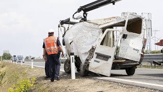 Austria un furgone con a bordo venti migranti si ribalta in autostrada tre morti [upl. by Aivlis420]