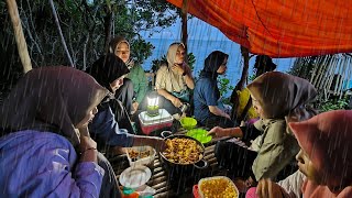 Camping Hujan Deras  Dihantam Hujan Deras Berkalikali Saat Malam Hari  Grill BBq Bareng Teman [upl. by Eriam]