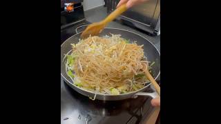 Stir fry noodles with beef  គុយទាវឆាសាច់គោ [upl. by Mikkanen]