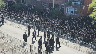 Viznitz Yerushalayim Rebbe Arriving To The Levaya Of Skulener Rebbe ZT”L  האדמו”ר מויז’ניץ ירושלים [upl. by Lenroc]