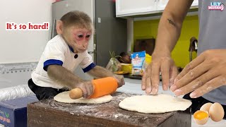 Chef Lily helps dad knead flour to make sponge cake [upl. by Udell306]