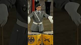 Regimentsgruß Marsch Grün ist unser Fallschirm  Heeresmusikkorps Kassel bundeswehr marschmusik [upl. by Ebeohp]