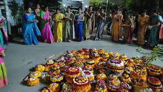 బతుకమ్మ ఆడుతున్న మహిళలుtrending bhathukamma viralvideo traditional trend dance [upl. by Yuk3]