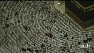 Arabie Saoudite  circumbulation et prières de nuit devant la Kaaba à La Mecque [upl. by Amorita182]