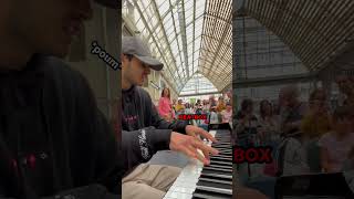 Je joue du piano dans la gare et le tout le monde applaudit [upl. by Hermy765]