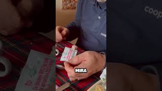 Pajaro Abre Bolsa de Azúcar con su Pico para el Té [upl. by Atnuahs]