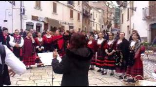 Gruppo folkloristico Ferrazzano a Fossalto durante la Pagliara maie maie 1 canto popolare [upl. by Dulci]