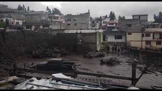 Aluvión causa destrozos en Quito [upl. by Bartram]