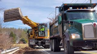 Diesel Power At Work Gradall excavator Kenworth T880 [upl. by Acinomad309]