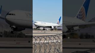 30 knot winds United 1323 Heavy Boeing 767 arrives at Las Vegas LAS  N644UA  planespotting [upl. by Cooperstein]