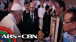 Pope Francis niregaluhan ng lalaking may cerebral palsy [upl. by Dilan]