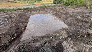 Limpeza de uma LAGOA com escavadeira hidráulica [upl. by Lessirg]