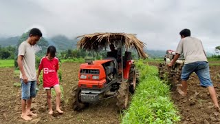 The girl and her grandfather improved the land and sowed corn [upl. by Olympie]