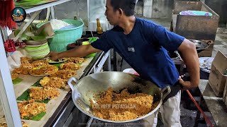 One of the master fried rice whos cookes with larges portions  Indonesian Street Food [upl. by Oinotnaocram]