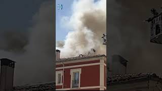 Desatado un incendio en la cubierta de un edificio frente a la Catedral de Burgos [upl. by Seftton]