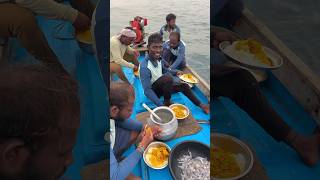 నడి సముద్రంలో తప్ప మీద అన్నం ఎలా తింటారు  How Do You Sea Boat food eting sivaram seafood fish [upl. by Goldston]