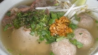 Beef Meat Ball with Flat Rice Noodle Soup Ca Tew Prahet Seight Cou [upl. by Bezanson]