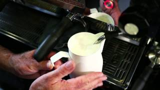 Koffie Masterclass  Melk opschuimen [upl. by Kleeman972]