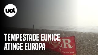 Tempestade Eunice atinge Europa e deixa mortos no continente [upl. by Newlin]