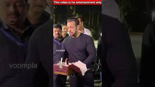 सलमान खान ने गरीब व्यक्ति को खाना खिलाया  Salman Khan and Poor Man salmankhan shortvideo [upl. by Aihseya]