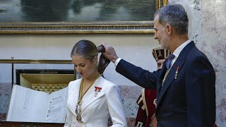 La Princesa Leonor recibe las medallas del Congreso y Senado [upl. by Greyso]