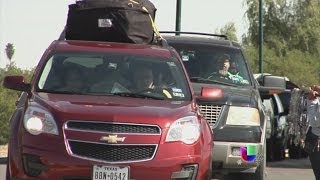 Paisanos viajan en caravanas a México para evitar extorsiones  Noticiero Univisión [upl. by Solley]