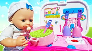 La bebé Annabelle prepara algo rico Video para niñas pequeñas Sopa para bebés con Baby Born [upl. by Nyltyak942]