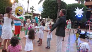 Niños bailando con Daisy Hotel H10 Costa Adeje Palace [upl. by Blaze259]