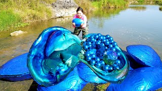 😱🎁The girl discovered a giant blue clam filled with sparkling blue pearls beautiful and charming [upl. by Yma]