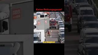 Zu Fuß eine Rettungsgasse bilden Feuerwehr amp Rettung kämpft sich auf A9 bei Dessau durch den Stau [upl. by Yadsendew]