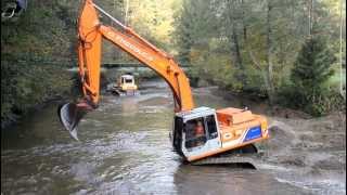 Fiat Hitachi FH200 LC3 digging gravel [upl. by Nywloc]