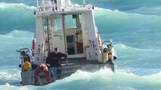 Les images du sauvetage mouvementé dune baigneuse à Nice par les pompiers [upl. by Taveda]