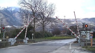 Spoorwegovergang Grenoble F  Railroad crossing  Passage à niveau [upl. by Goodman76]