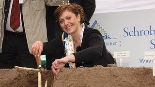 Spargelanstich 2013 auf dem Münchner Viktualienmarkt mit Spargelkönigin Stefanie I [upl. by Em]