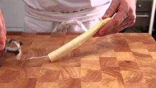 Witte en groene asperges schillen  recept Allerhande [upl. by Gillian]