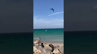 Kitesurfer sulla spiaggia di Tarifa in Spagna che evoluzioni spettacolari [upl. by Lebar151]