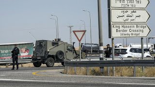 3 morts dans une attaque à un point de passage entre la Jordanie et la Cisjordanie occupée [upl. by Tonie532]